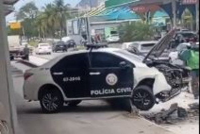 Policial civil passal mal ao volante e colide com viatura em calha exclusiva do BRT