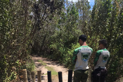 Mourões instalados para bloquear acesso irregular de veículos à Trilha Translagunar são danificados em Arraial do Cabo