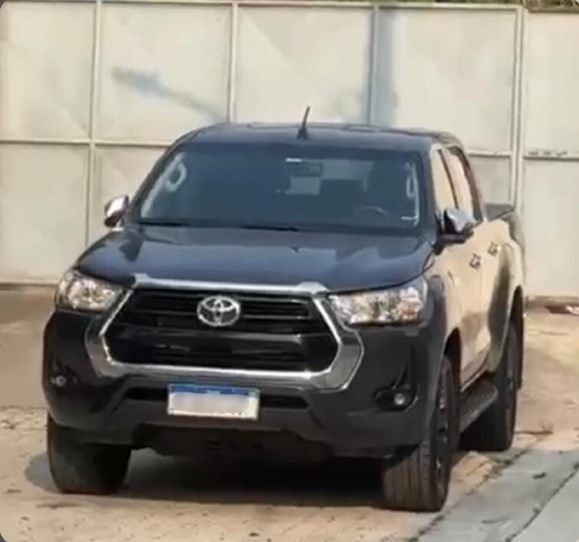 Carro foi furtado dentro do estacionamento do Barra Shopping - Reprodução / Redes Sociais