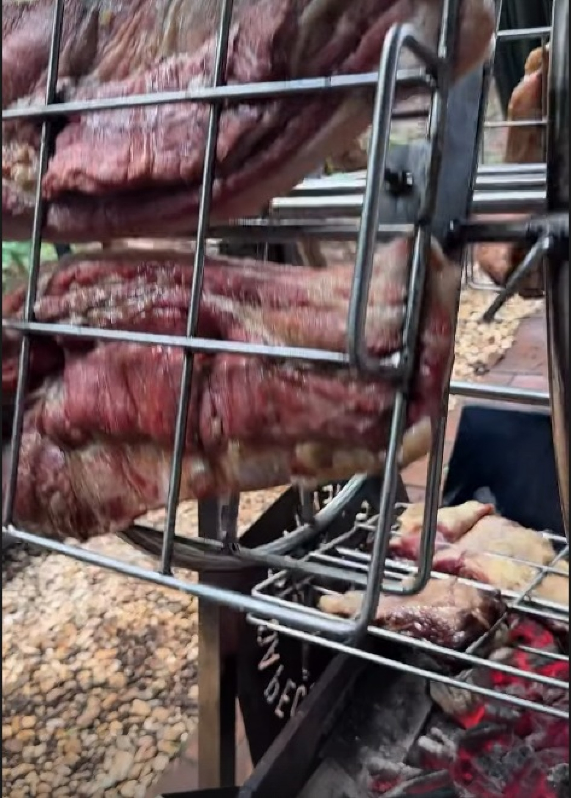 Roda gigante de carnes na churrasqueira da festa de 22 anos de Ana Castela - Reprodução / Instagram