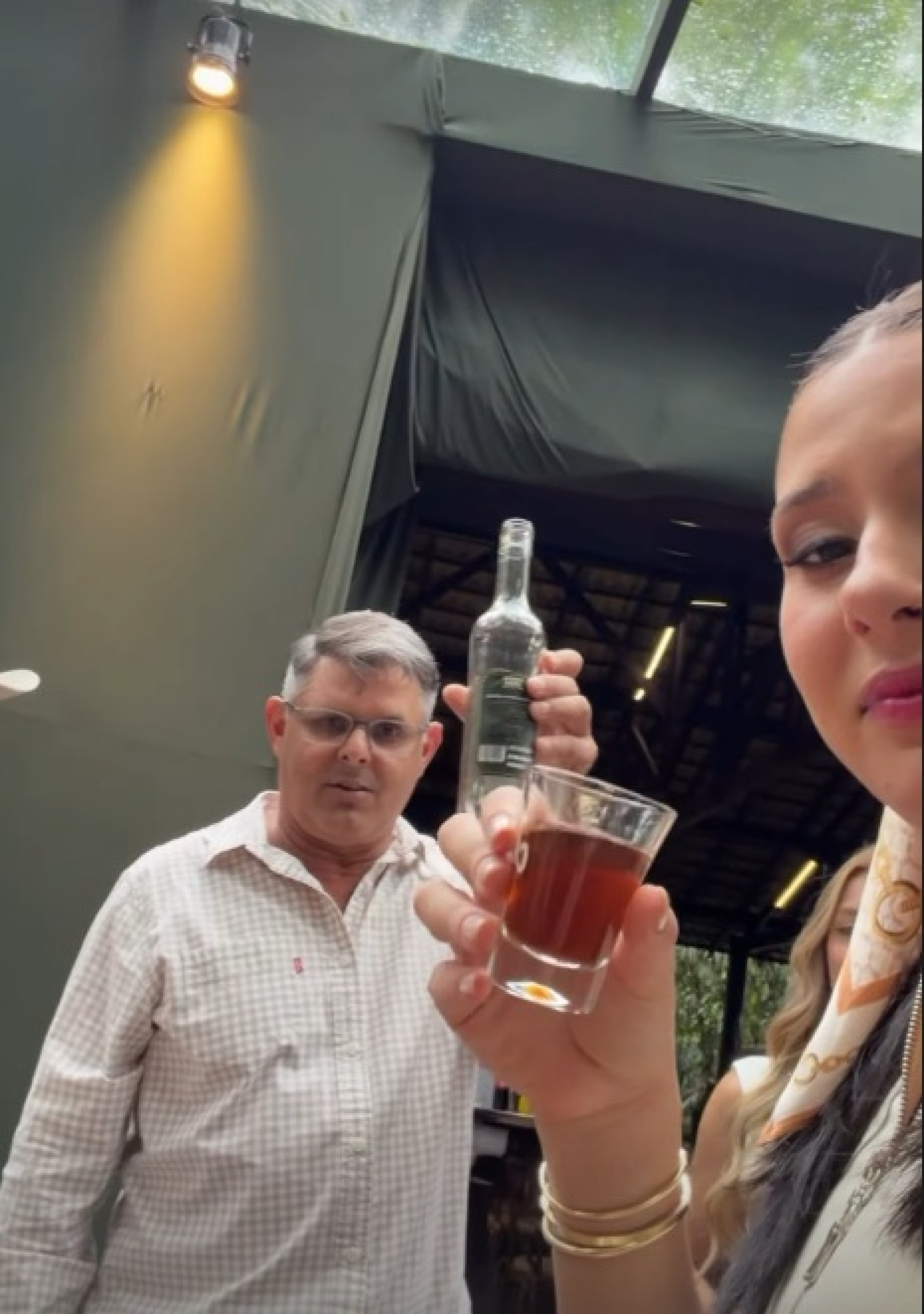 Pai (Rodrigo Castela) de Ana Castela distribuindo cachaça - Reprodução / Instagram