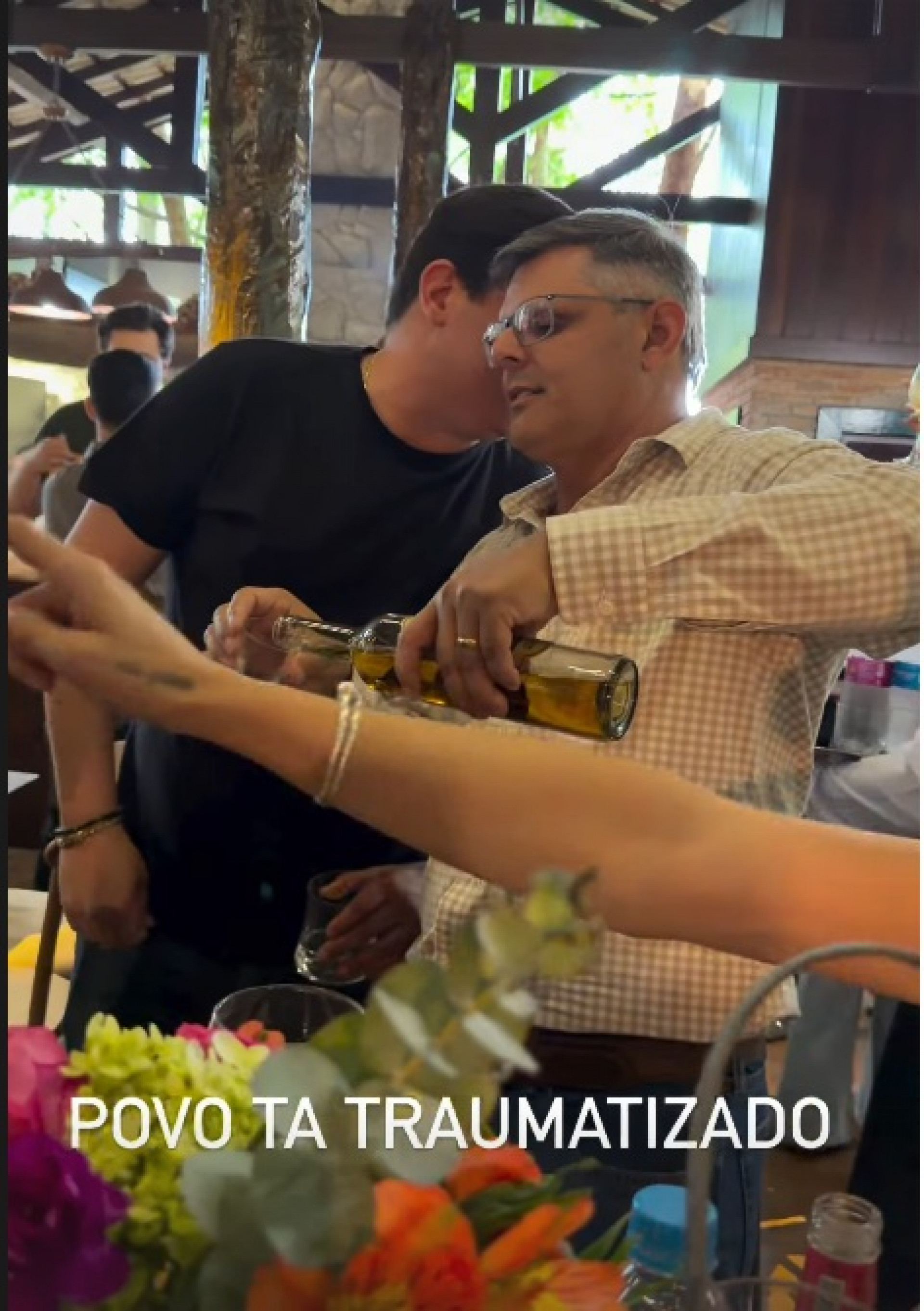 Pai (Rodrigo Castela) de Ana Castela distribuindo cachaça - Reprodução / Instagram