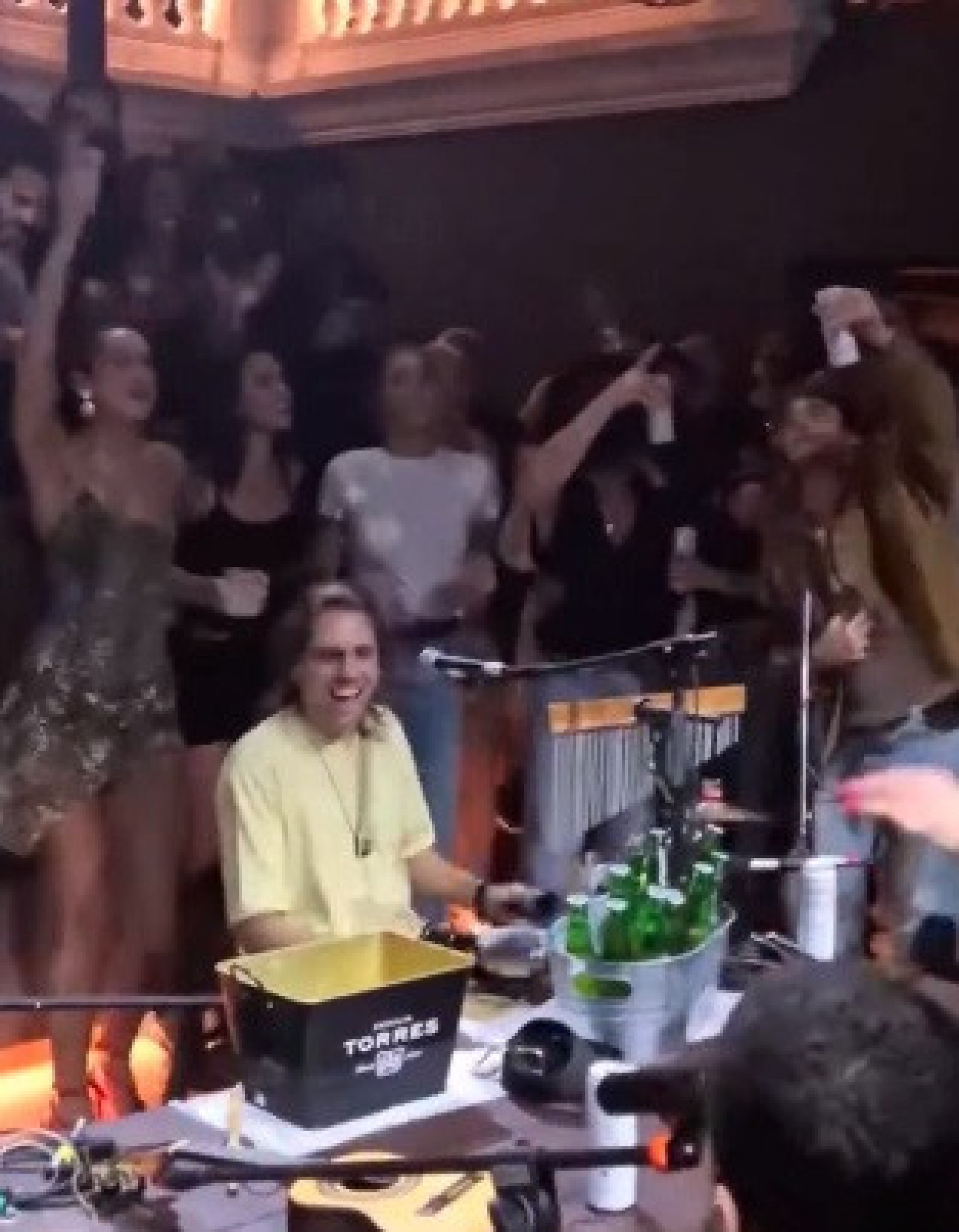 Dua Lipa samba ao lado de Bruna Marquezine e Shawn Mendes