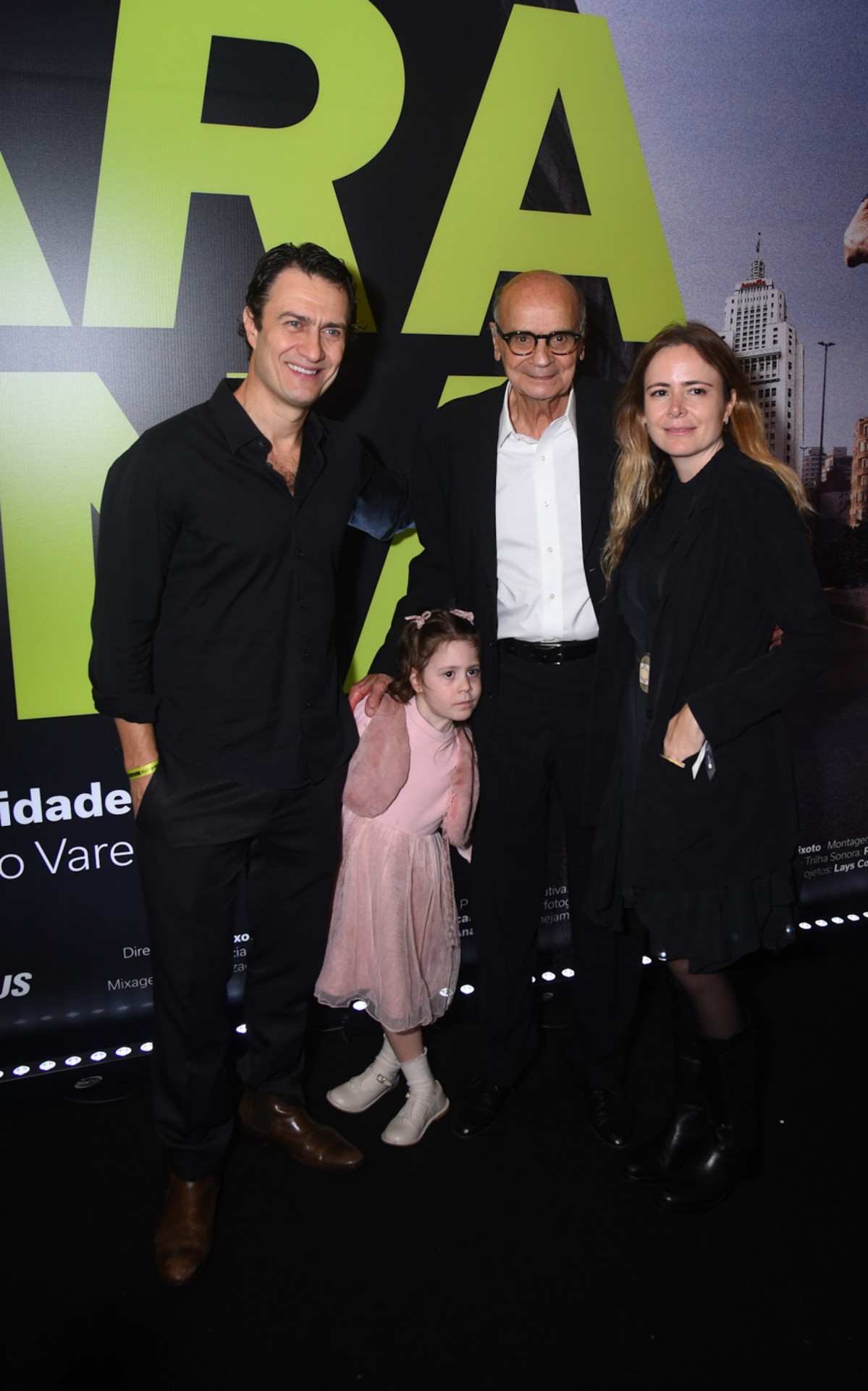 Drauzio Varella reúne Gabriel Braga Nunes e mais familiares em première do documentário \'A Vida é Uma Maratona\' em São Paulo