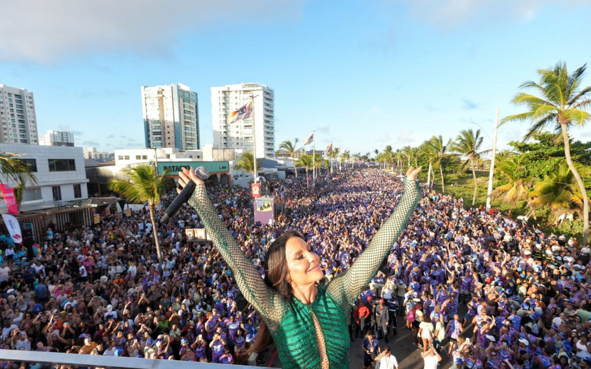 Ivete Sangalo arrastou uma multidão no circuito do Pré-Caju 2025 e fez a Orla da Atalaia cantar em coro do início ao fim