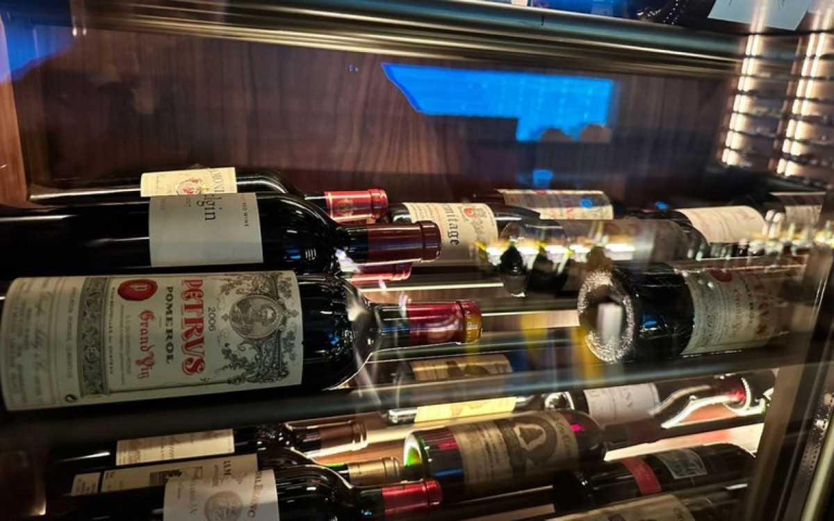 Policiais encontram bebidas de alto valor em adega durante opera&ccedil;&atilde;o sobre fraudes no Banco Master - Divulga&ccedil;&atilde;o/ PF