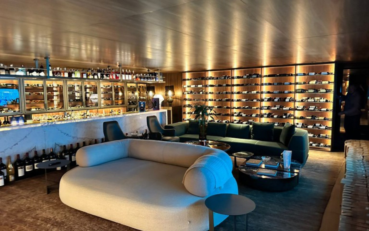 Policiais encontram bebidas de alto valor em adega durante opera&ccedil;&atilde;o sobre fraudes no Banco Master - Divulga&ccedil;&atilde;o/ PF