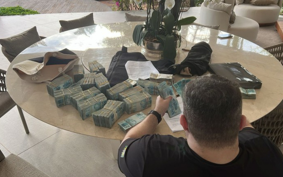 Agente da PF conta dinheiro encontrado na casa de um dos dirigentes do Banco Master - Divulga&ccedil;&atilde;o/ PF