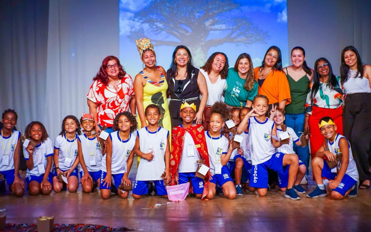 Autoridades e profissionais durante a apresentação da Escola Municipal Amélia de Moura Barbosa