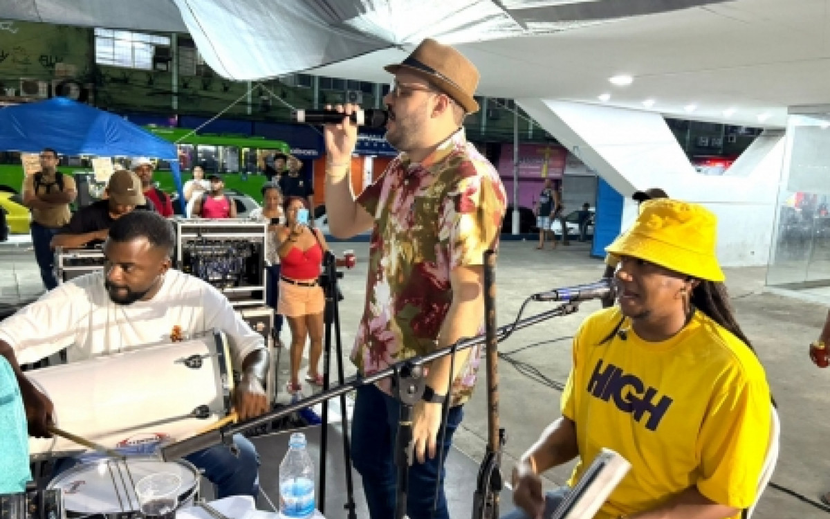 Gabrielzinho do Irajá agita roda de samba em Duque de Caxias