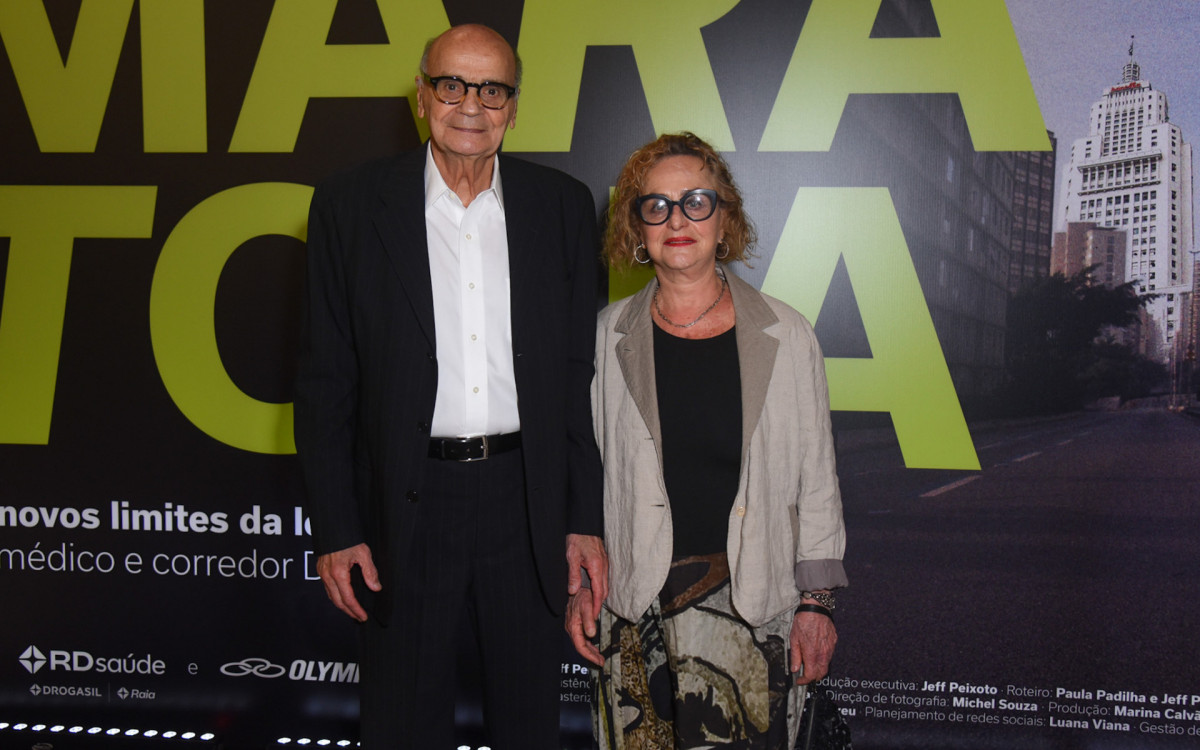 Drauzio Varella é prestigiado pela mulher, Regina Braga, em première de documentário