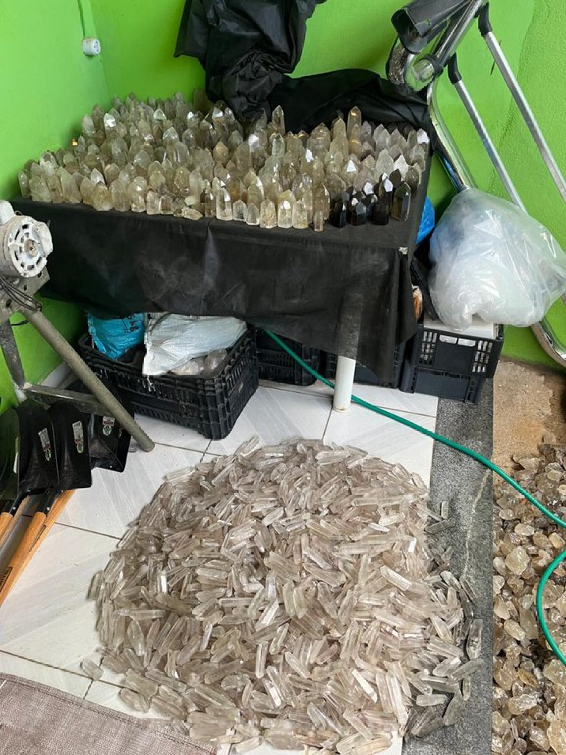 Ação tem como objetivo de desarticular um grupo criminoso envolvido na extração ilegal de cristais de quartzo - Divulgação