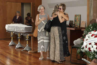 Familiares e amigos dão último adeus ao cantor Jards Macalé