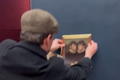 Vídeo! Belgas burlam segurança do Louvre e penduram obra perto da Mona Lisa