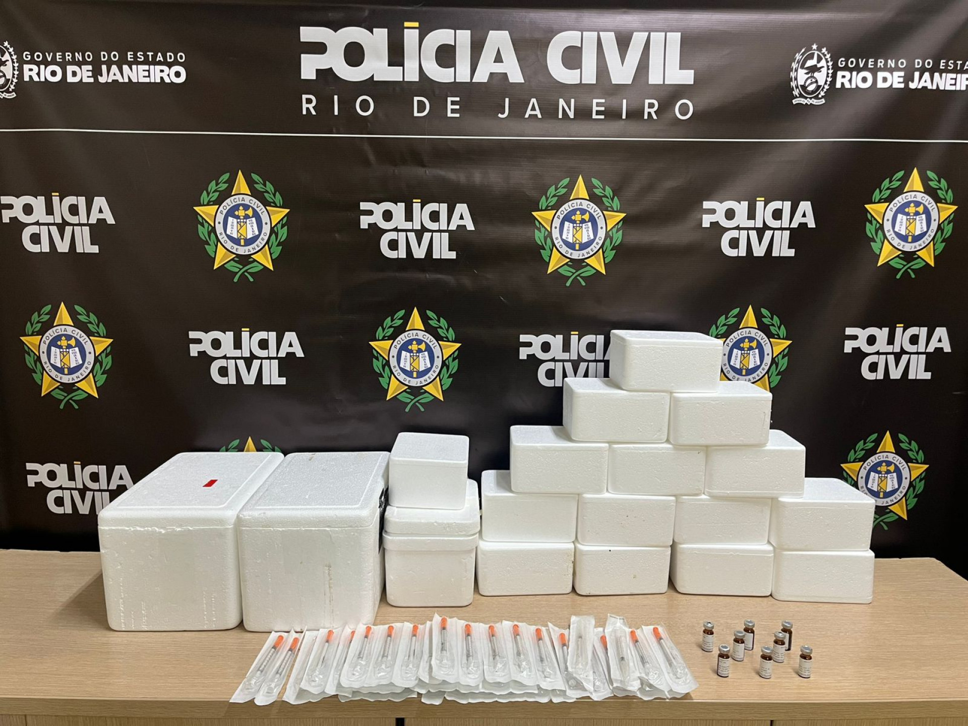 Os policiais apreenderam diversos frascos de tirzepatida, al&eacute;m de dezenas de seringas - Divulga&ccedil;&atilde;o / Pol&iacute;cia Civil