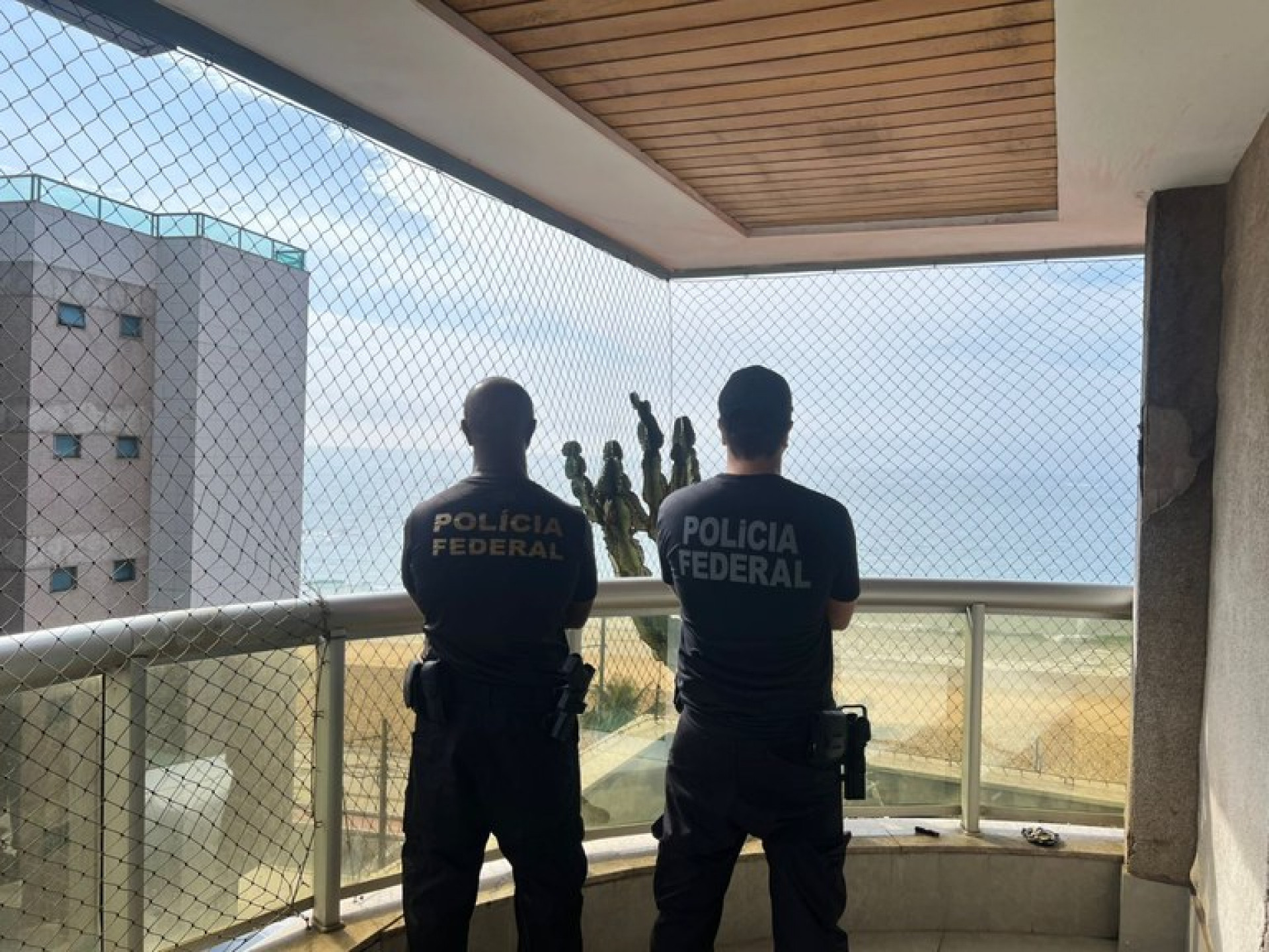 Dinheiro e pistola foram encontrados na casa do suspeito durante a&ccedil;&atilde;o da Pol&iacute;cia Federal em Maca&eacute; - Foto: Reprodu&ccedil;&atilde;o