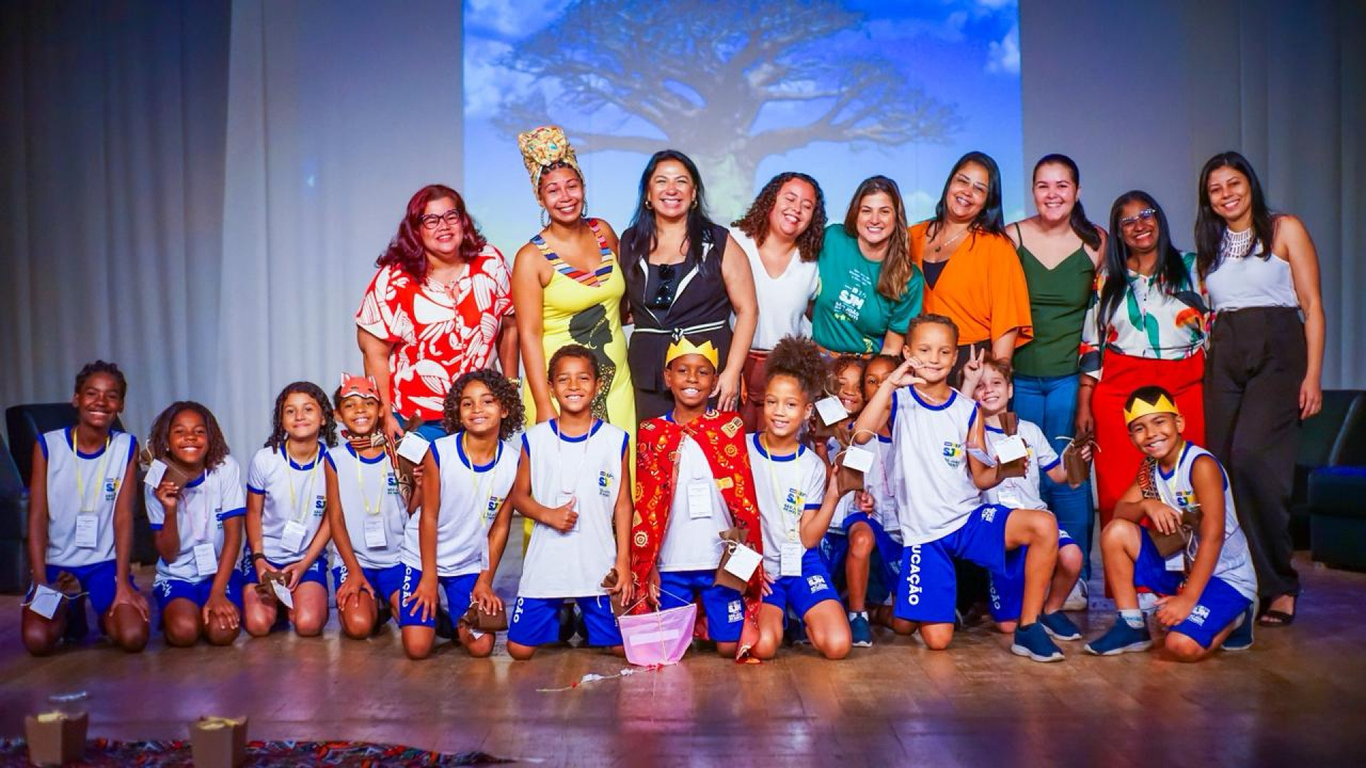 Autoridades e profissionais durante a apresenta&ccedil;&atilde;o da Escola Municipal Am&eacute;lia de Moura Barbosa - Gilberto Rocha/ PMSJM