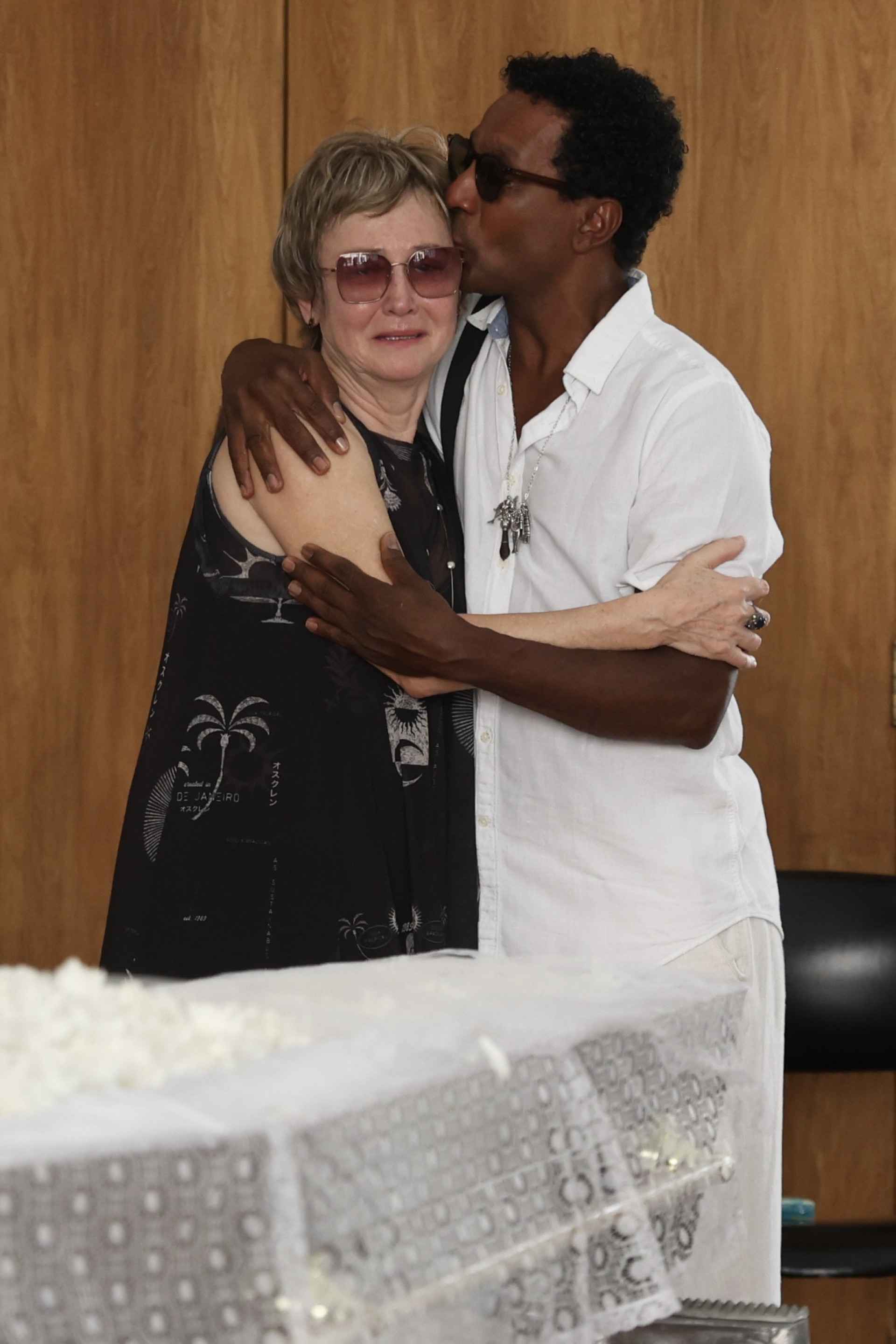 Luis Miranda consola Rejane Zilles - Roberto Filho / Brazil News