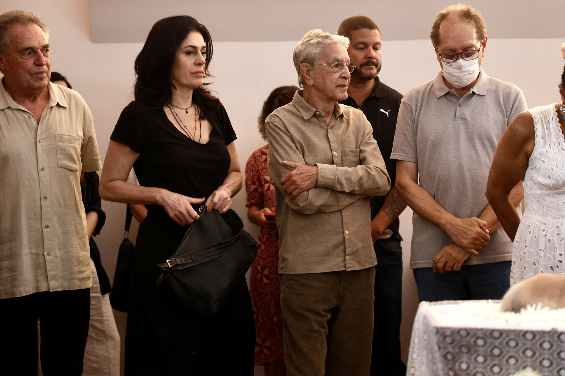 Paula Lavigne e Caetano Veloso no velório de Jards Macalé  - Roberto Filho/Brazil News 