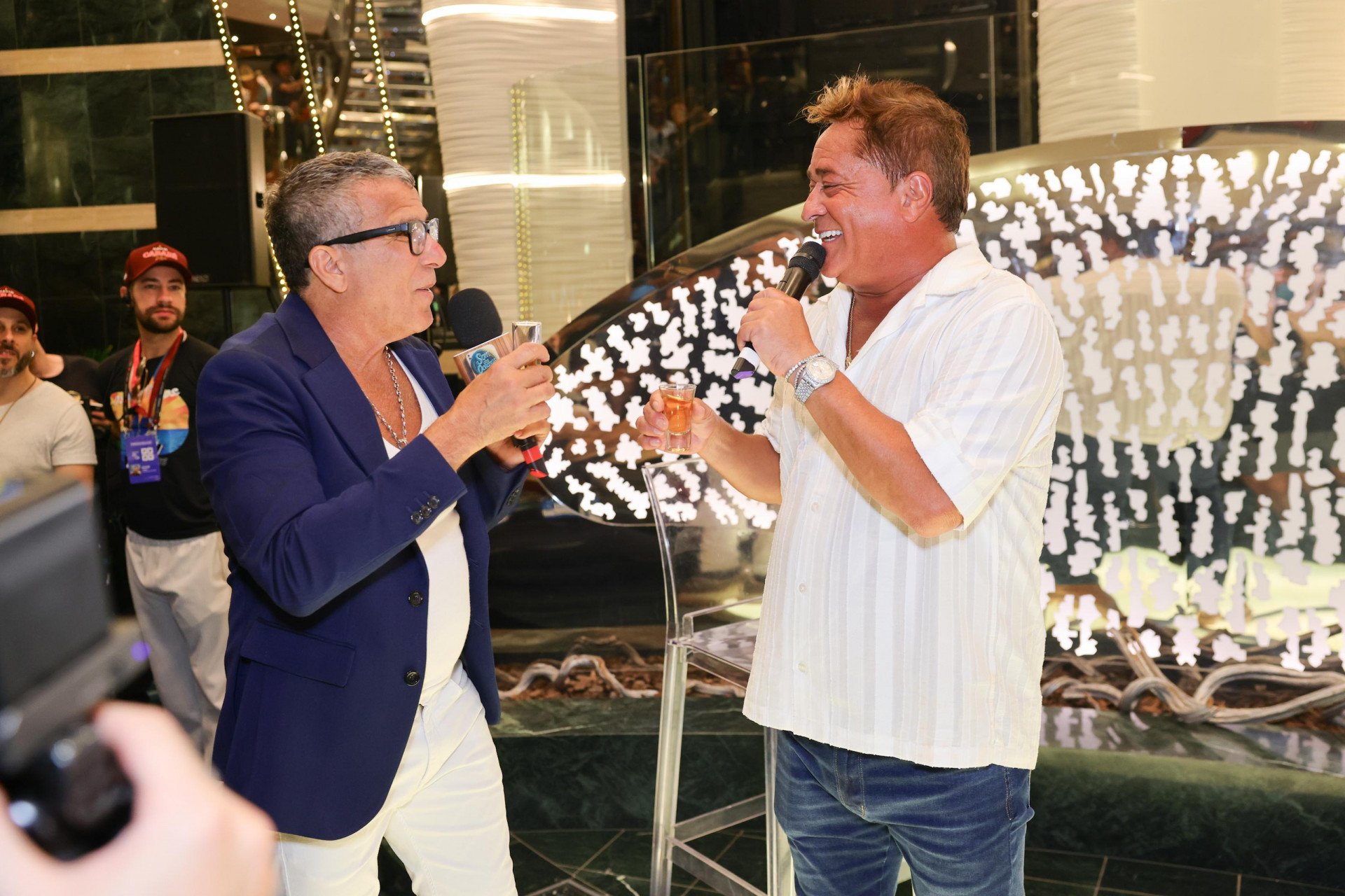 Ao lado de Eri Johnson, Leonardo discursa em abertura do "Navio Cabaré 2025" - Reprodução/Lucas Ramos/Brazil News