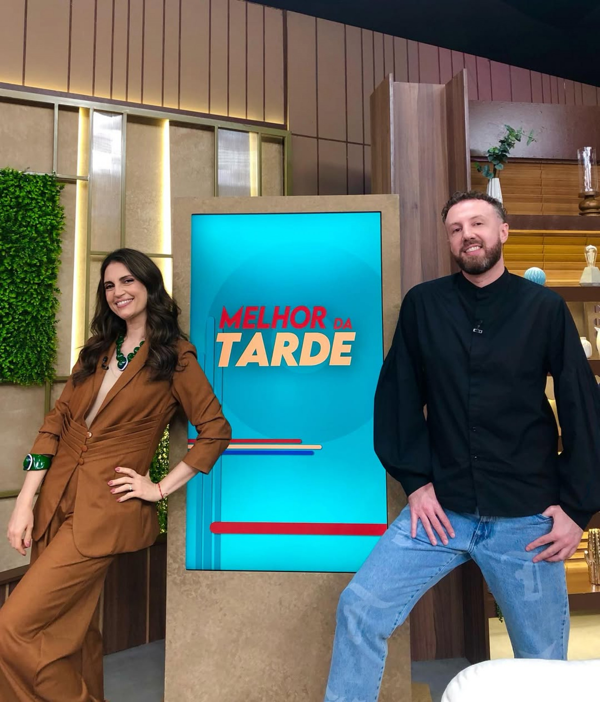 Chris Flores apresenta o programa ao lado de Pasqualotto na ausência de Leo Dias - Reprodução/Instagram