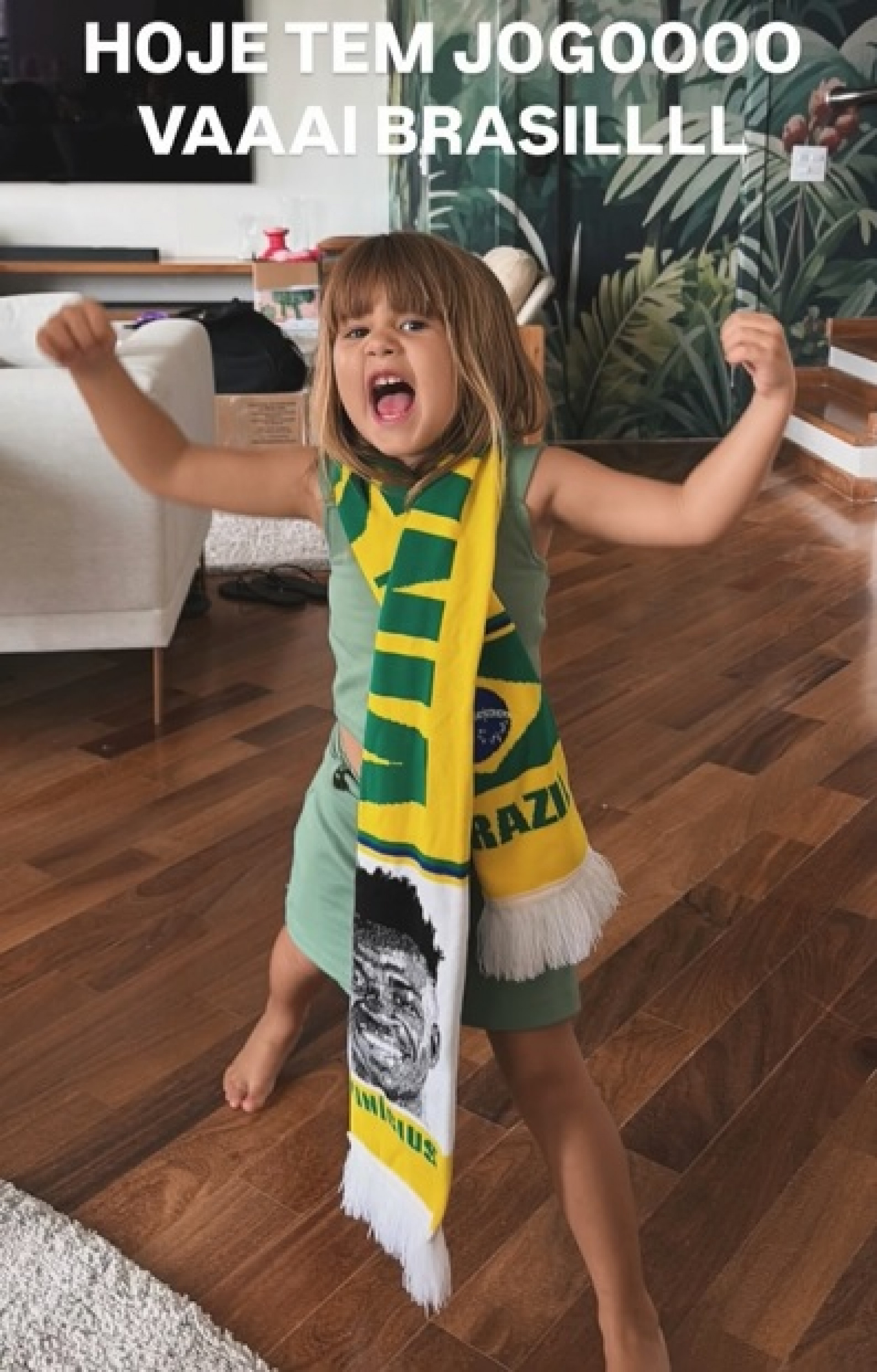 Maria Alice, filha de Virginia, usando uma faixa personalizada de Vini Jr.  - Reprodução/Instagram 