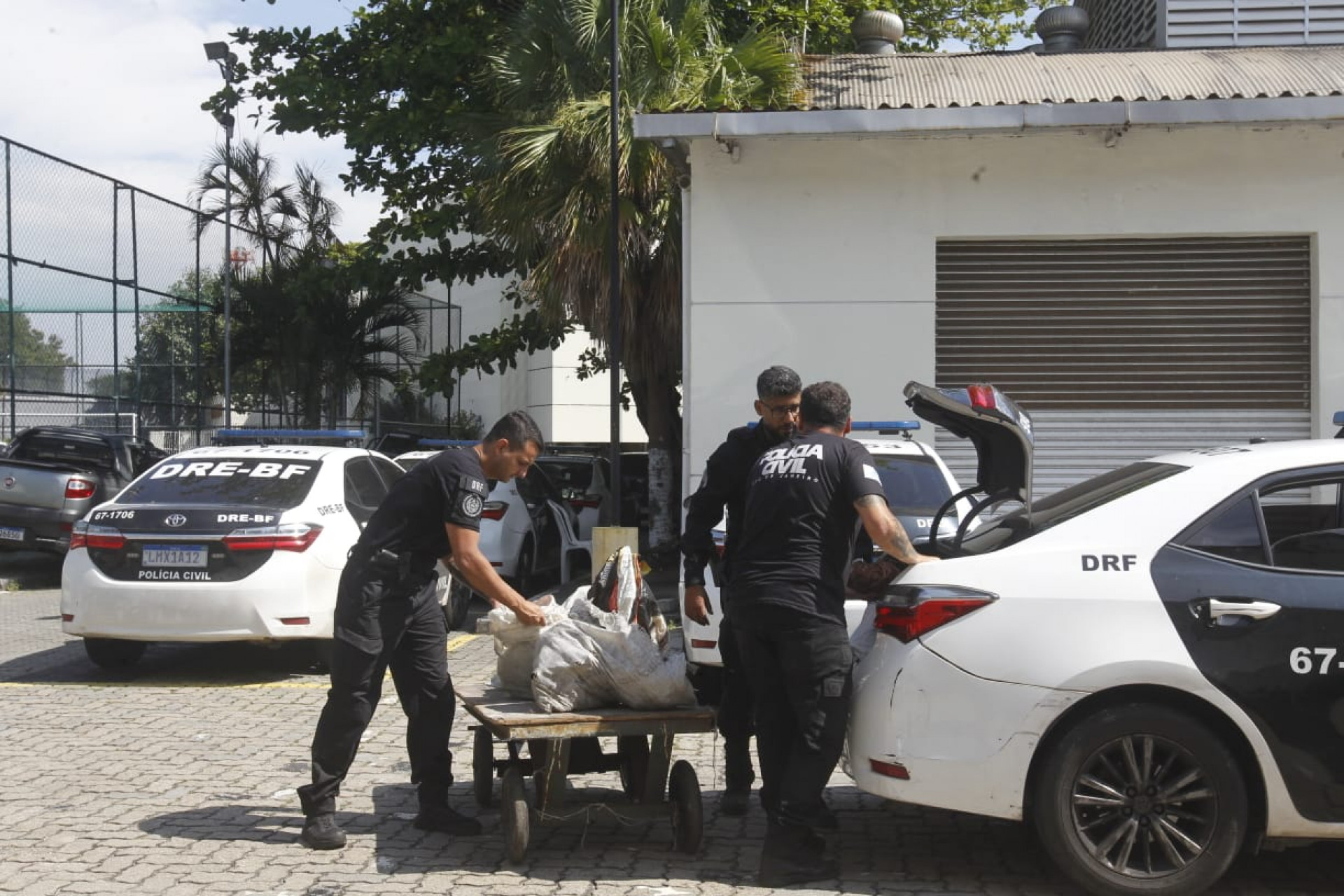 Presos e apreensões foram levados para a Cidade da Polícia, na Zona Norte - Reginaldo Pimenta / Agência O Dia