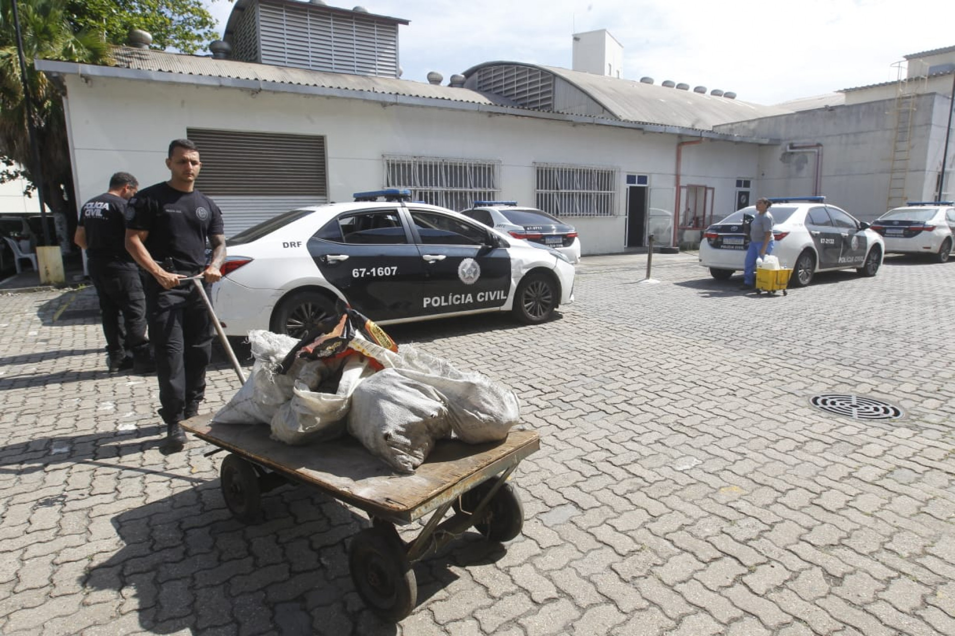Presos e apreensões foram levados para a Cidade da Polícia, na Zona Norte - Reginaldo Pimenta / Agência O Dia
