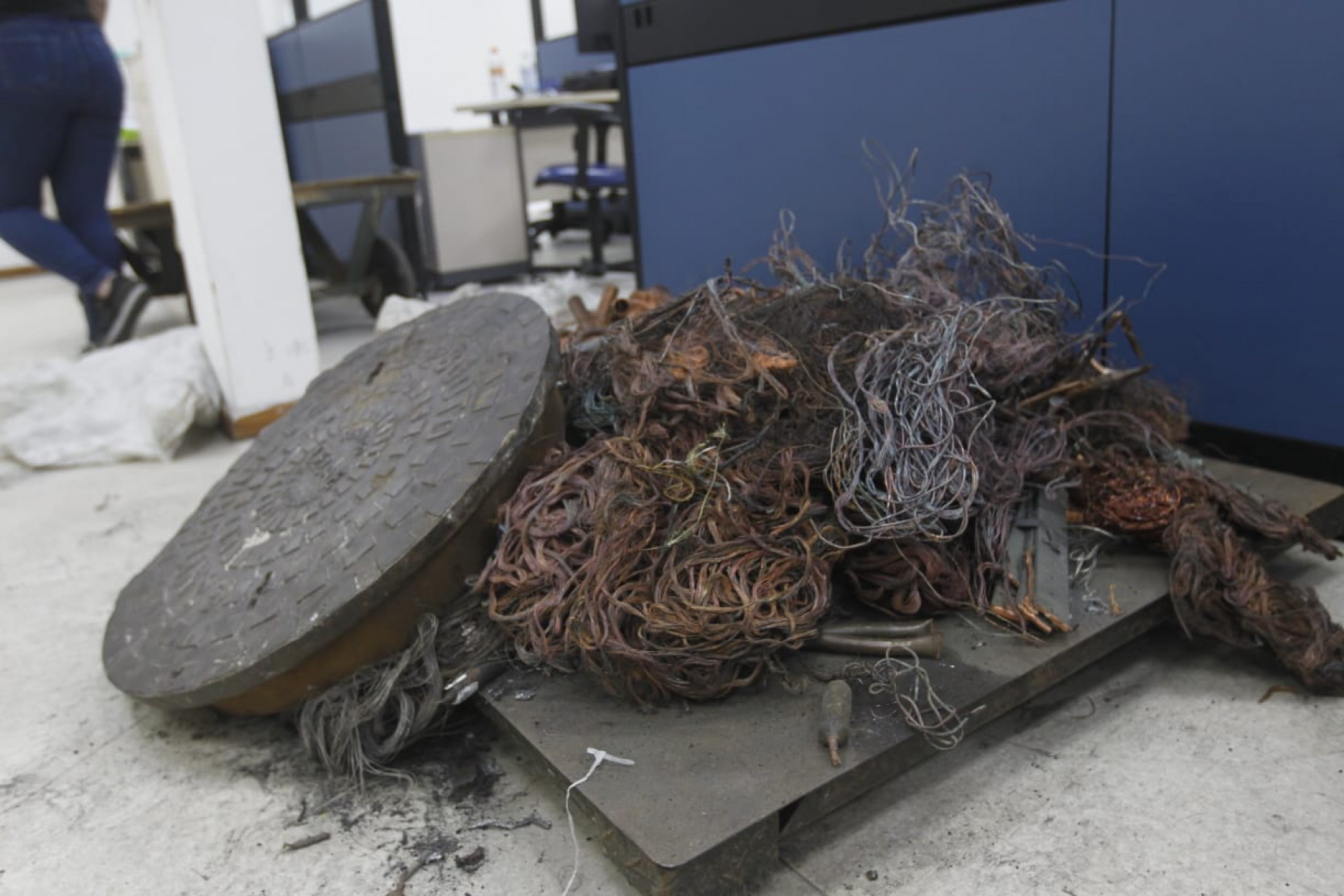 Tampa de bueiro da Cedae e outros metais foram apreendidos durante a ação - Reginaldo Pimenta / Agência O Dia