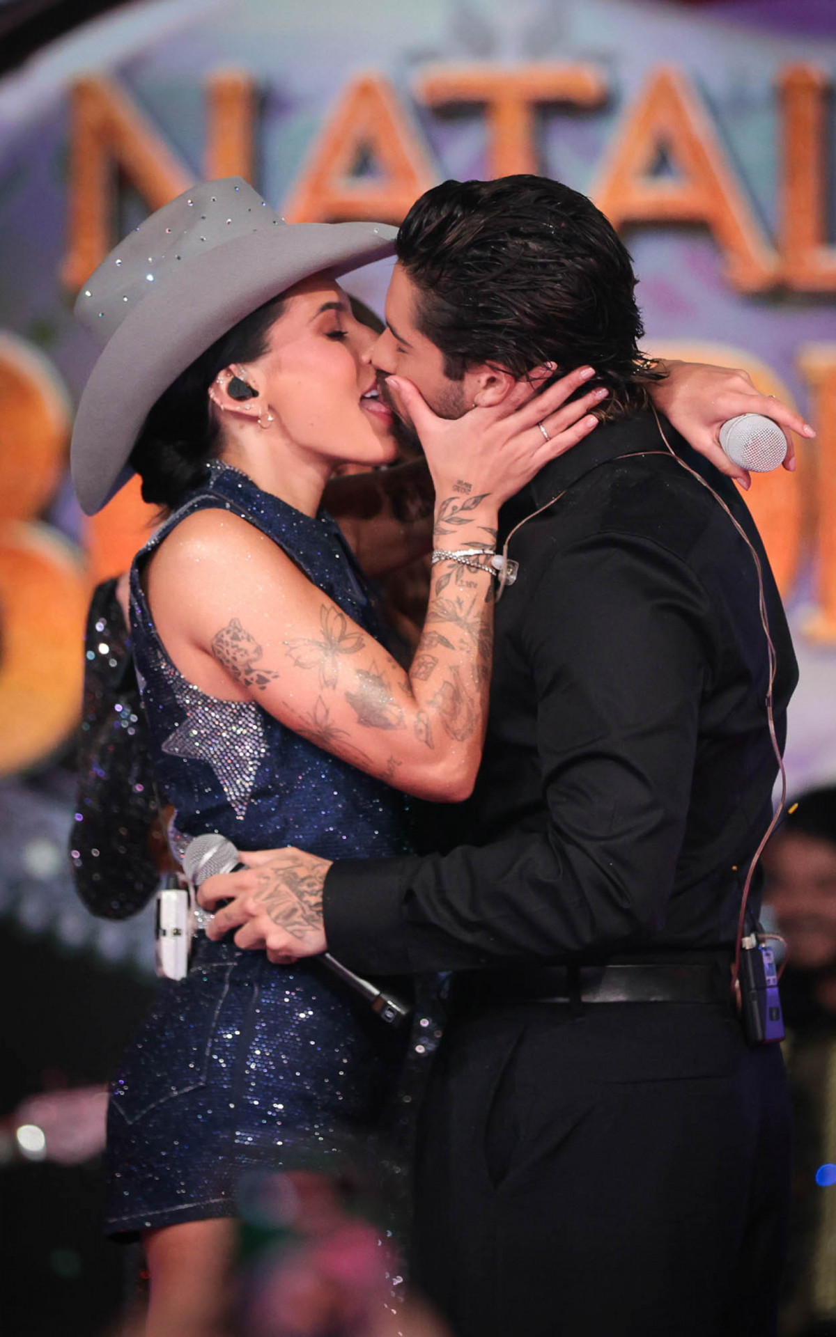 Ana Castela e Zé Felipe se beijam muito na gravação do especial \'Natal da Boiadeira\', do SBT