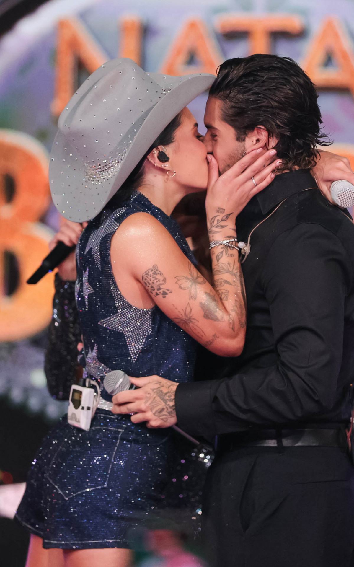 Ana Castela e Zé Felipe dão beijão na gravação do especial \'Natal da Boiadeira\', do SBT
