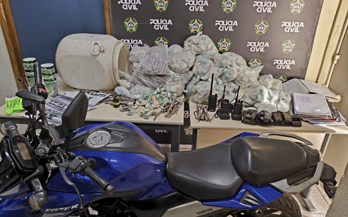URGENTE: Polícia Encontra Fábrica de Drogas e Meio Milhão em Entorpecentes na Baixada Fluminense