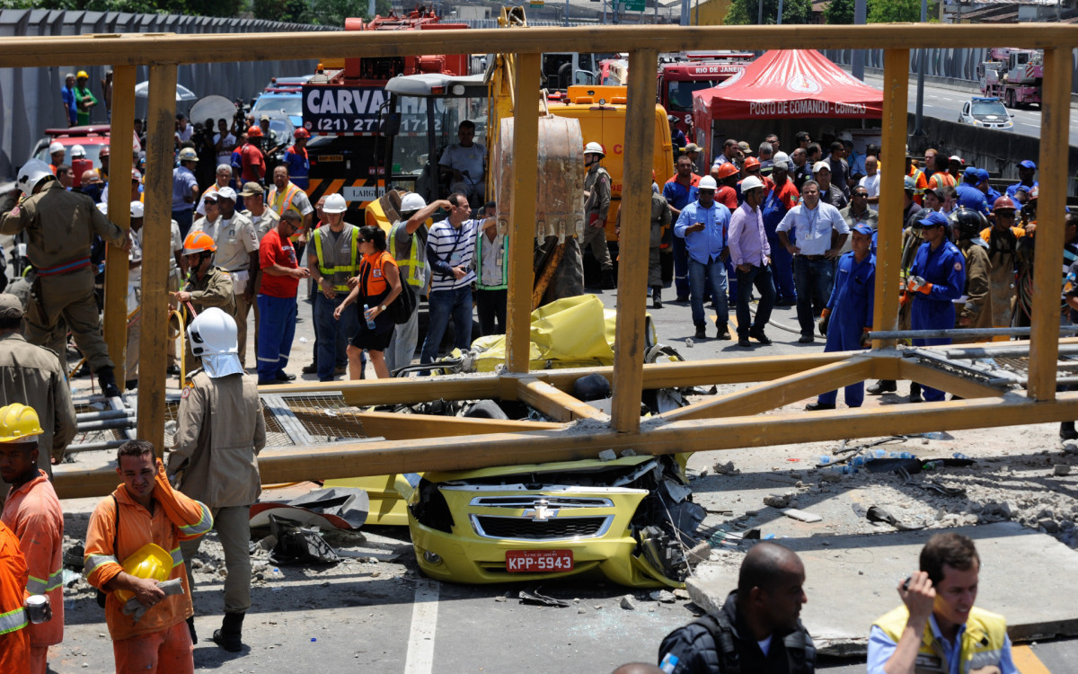 Quatro pessoas morreram após a queda de uma passarela na Linha Amarela em janeiro de 2014