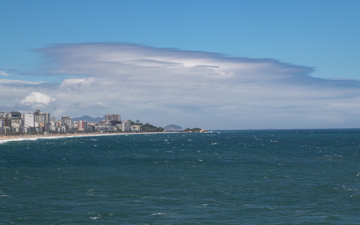 Movimentação no Mirante do Leblon, Zona Sul do Rio de Janeiro, na tarde desta quarta-feira (19).