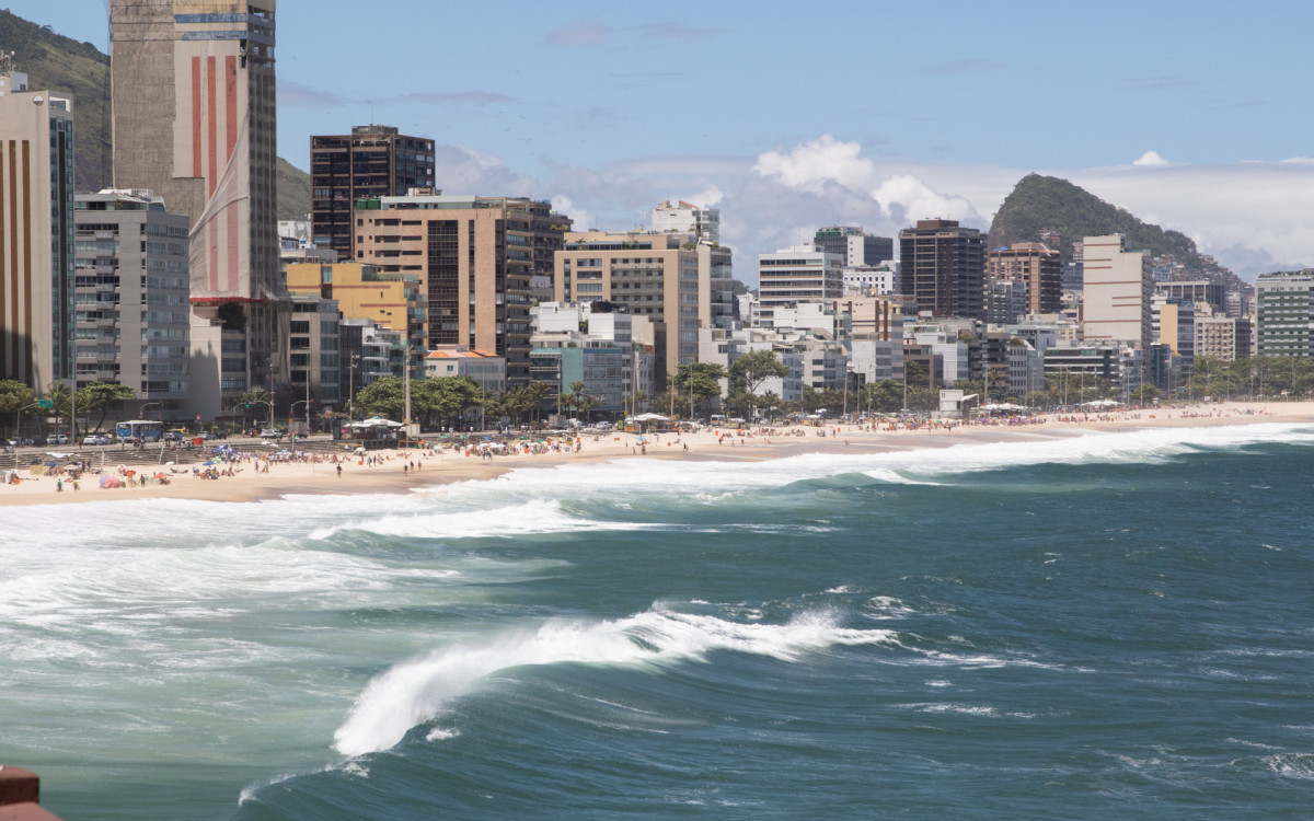 Movimentação no Mirante do Leblon, Zona Sul do Rio de Janeiro, na tarde desta quarta-feira (19).