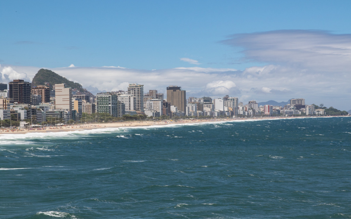 Movimentação no Mirante do Leblon, Zona Sul do Rio de Janeiro, na tarde desta quarta-feira (19).