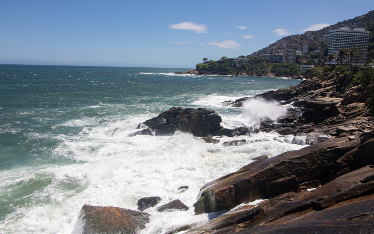 Movimentação no Mirante do Leblon, Zona Sul do Rio de Janeiro, na tarde desta quarta-feira (19).
