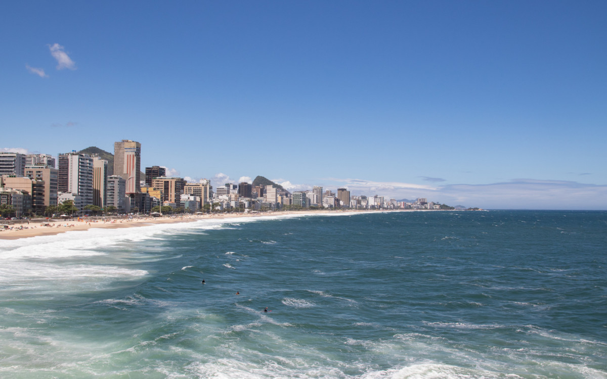 Movimentação no Mirante do Leblon, Zona Sul do Rio de Janeiro, na tarde desta quarta-feira (19).