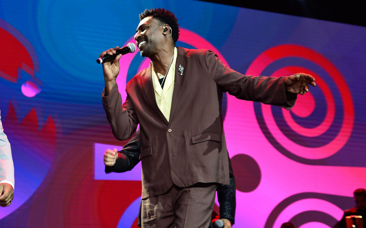 Dodô recebe homenagem e canta no Troféu Raça Negra