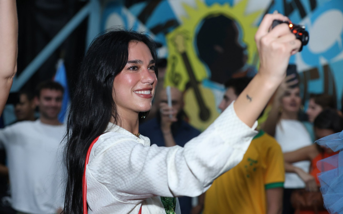 Dua Lipa conferiu ensaio da Vila Isabel na Zona Norte do Rio