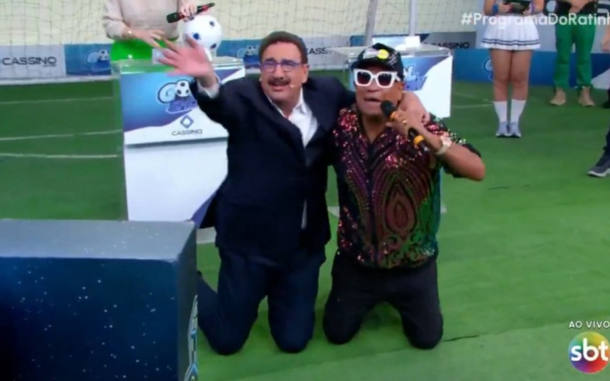 Ratinho e Liminha se ajoelham e agradem a família Abravanel - Reprodução/SBT