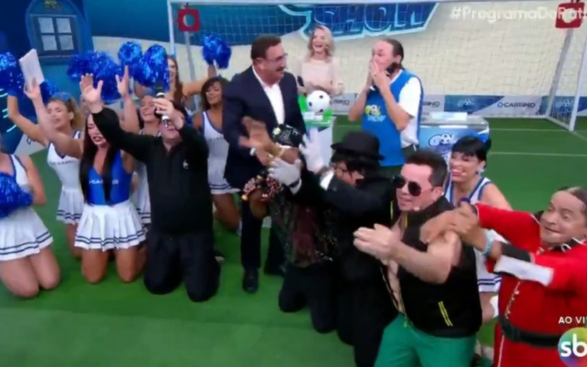 Equipe de Ratinho se ajoelha no programa - Reprodução/SBT