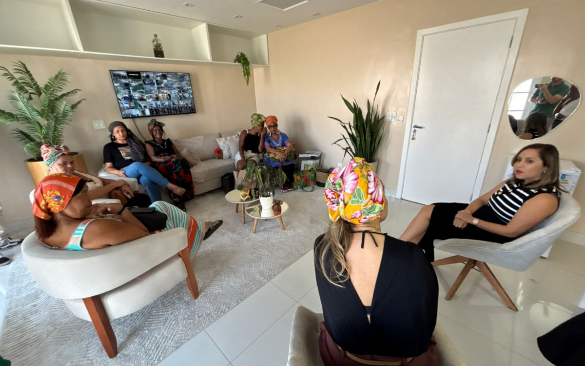 Participação de um grupo de dez mulheres negras na Marcha das Mulheres Negras