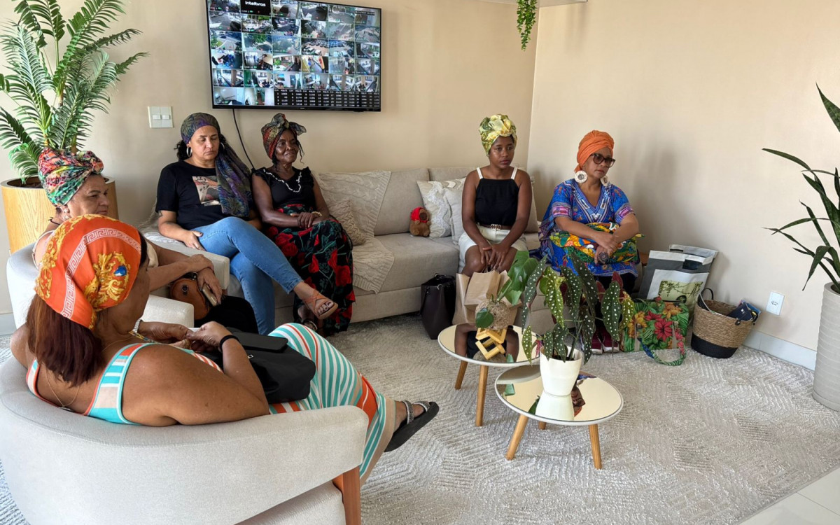 Participação de um grupo de dez mulheres negras na Marcha das Mulheres Negras