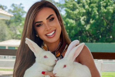 Nicole Bahls batiza coelhos com nome de cantora e ator 