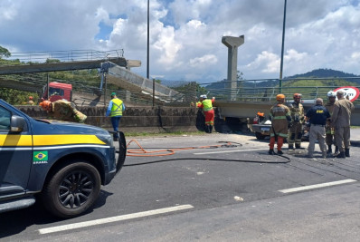 Motorista morre esmagado por passarela que caiu ao ser atingida por caminhão, em Magé