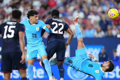 Arrascaeta marca de bicicleta, mas Uruguai sofre goleada dos EUA em amistoso