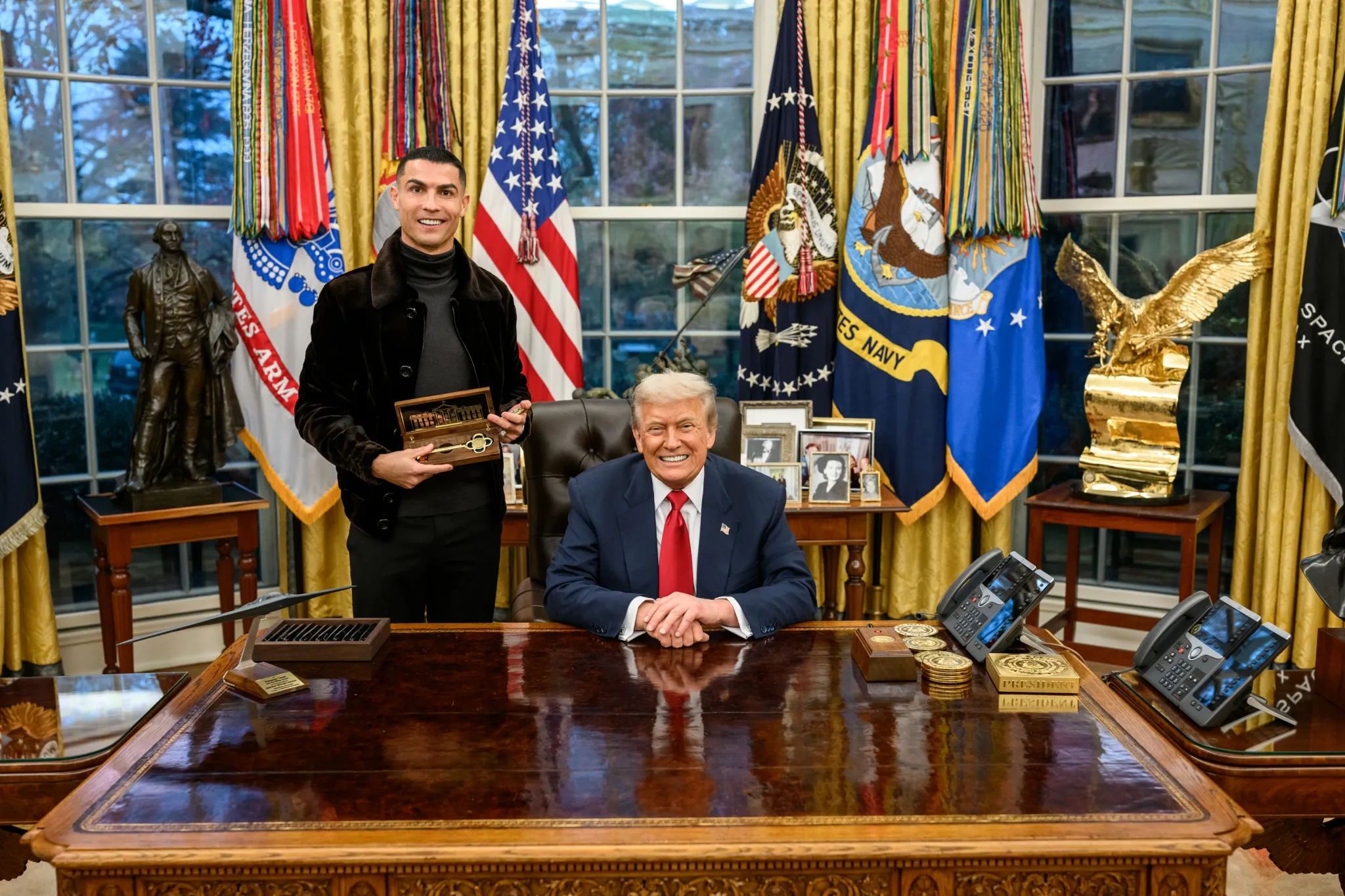 Cristiano Ronaldo se encontra com Trump e recebe chave da Casa Branca; veja imagens