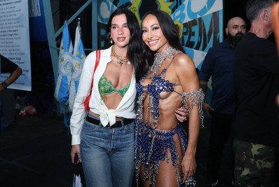 Dua Lipa posa com Sabrina Sato na quadra da Vila Isabel