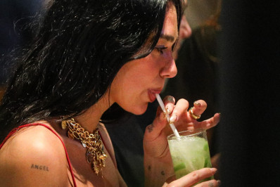 Dua Lipa bebe caipirinha e se diverte com os amigos na Gávea